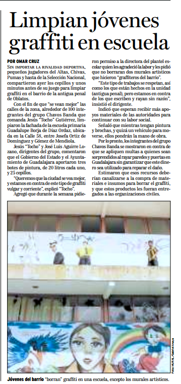 Limpian jóvenes graffiti en escuela